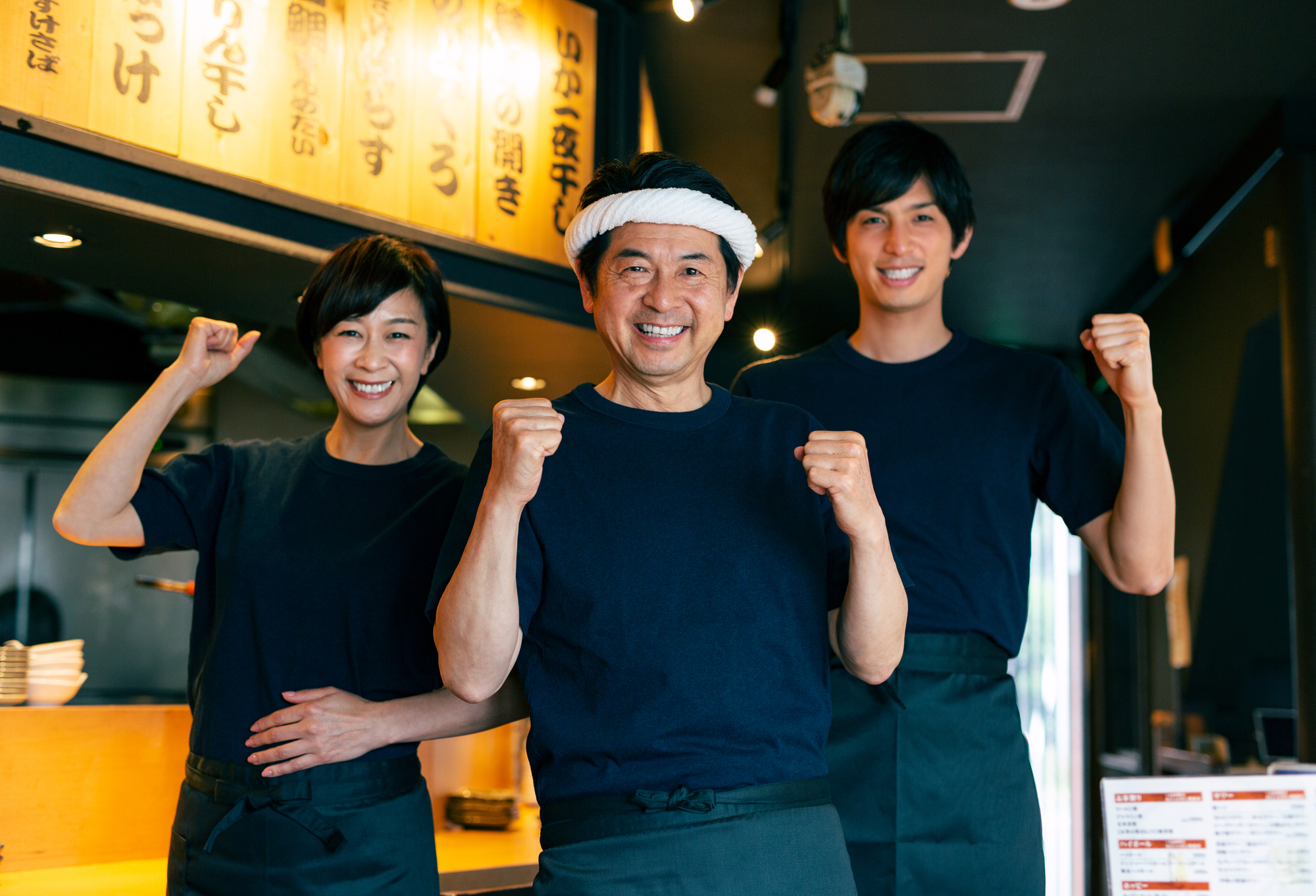 スタッフが喜んでいる様子